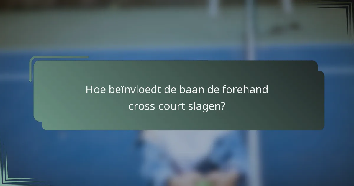 Hoe beïnvloedt de baan de forehand cross-court slagen?