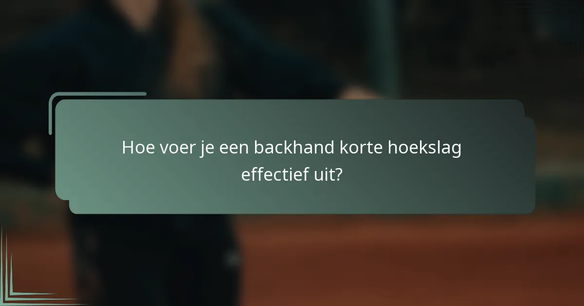 Hoe voer je een backhand korte hoekslag effectief uit?